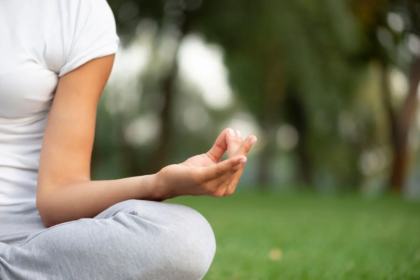 Close-up van een hand in meditatiepose