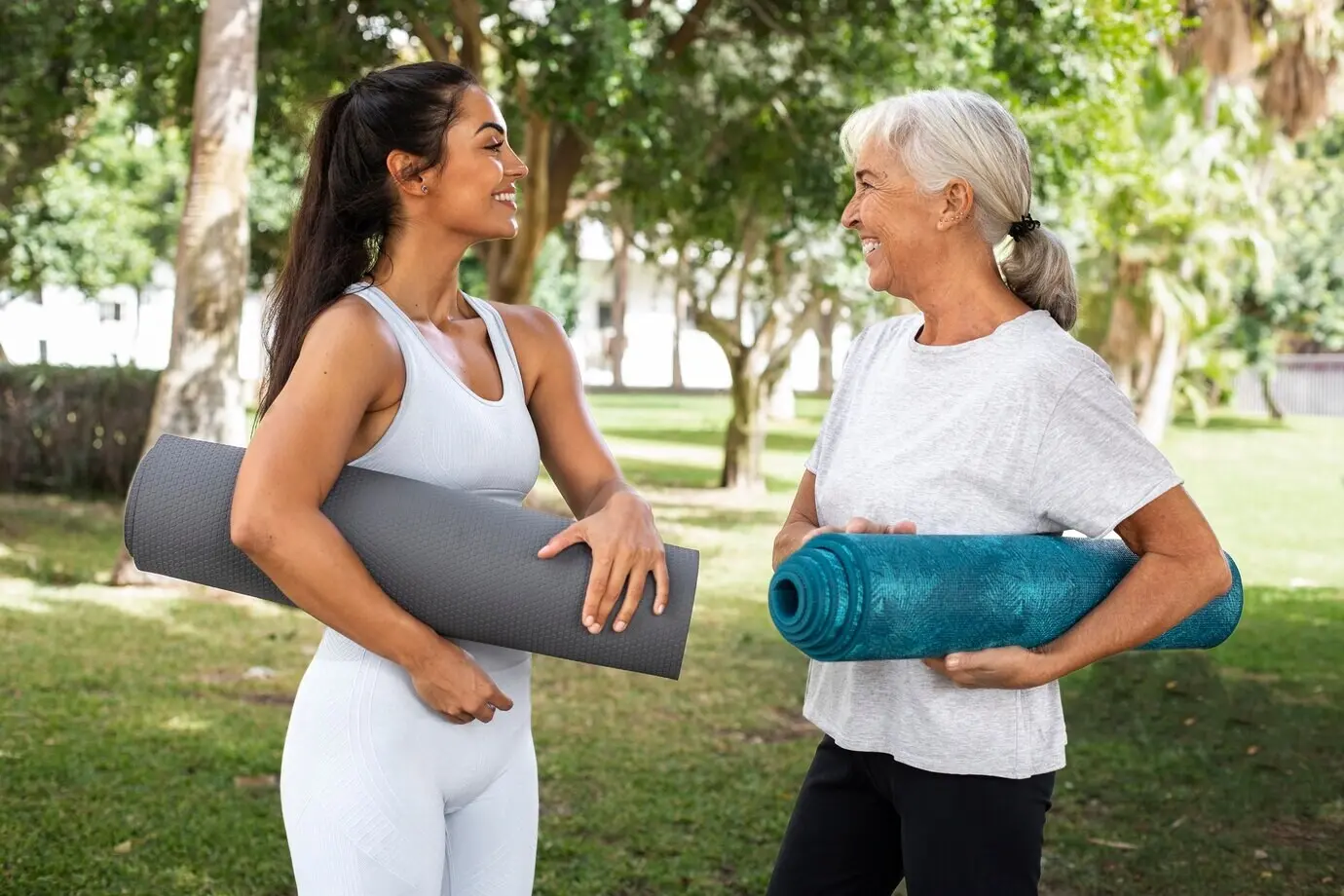 Vrienden doen samen yoga in een park