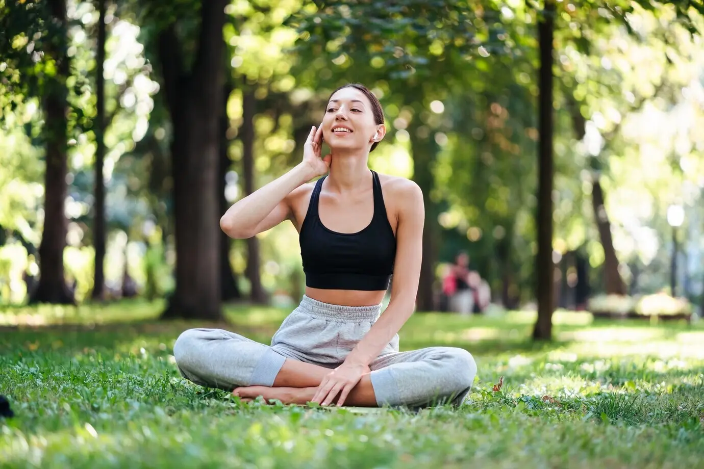 Een fitnessmeisje met een smartphone geniet in de natuur van haar sporttraining.